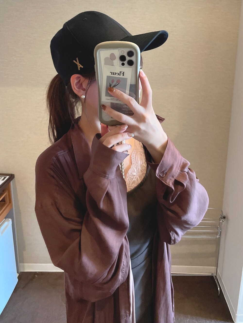 ブラウン系のシャツ/ブラウス、ブラウン系のワンピース、ブラック系のサンダルを着用したレディースの夏コーディネートの3枚目の写真