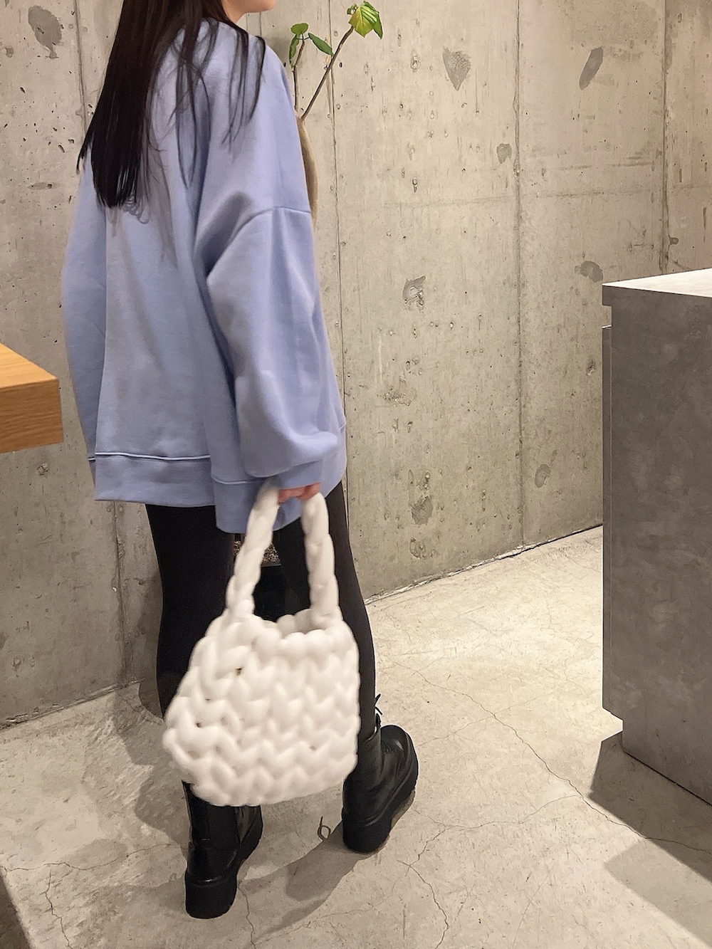 ブルー系のトップス、ブラック系のその他シューズ、グレー系のレギンス/スパッツを着用したレディースの春コーディネートの2枚目の写真