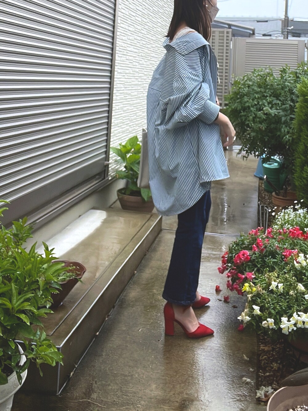 レッド系のパンプス、ブルー系のデニムパンツ、グリーン系のシャツ/ブラウスを着用したレディースの夏コーディネートの2枚目の写真