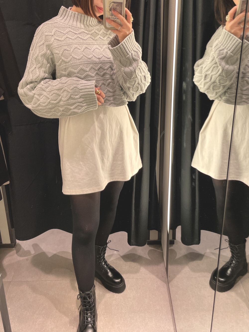 グレー系のニット/セーター、ブラック系のその他シューズ、ベージュ系のジャケット/アウターを着用したレディースの秋コーディネートの2枚目の写真