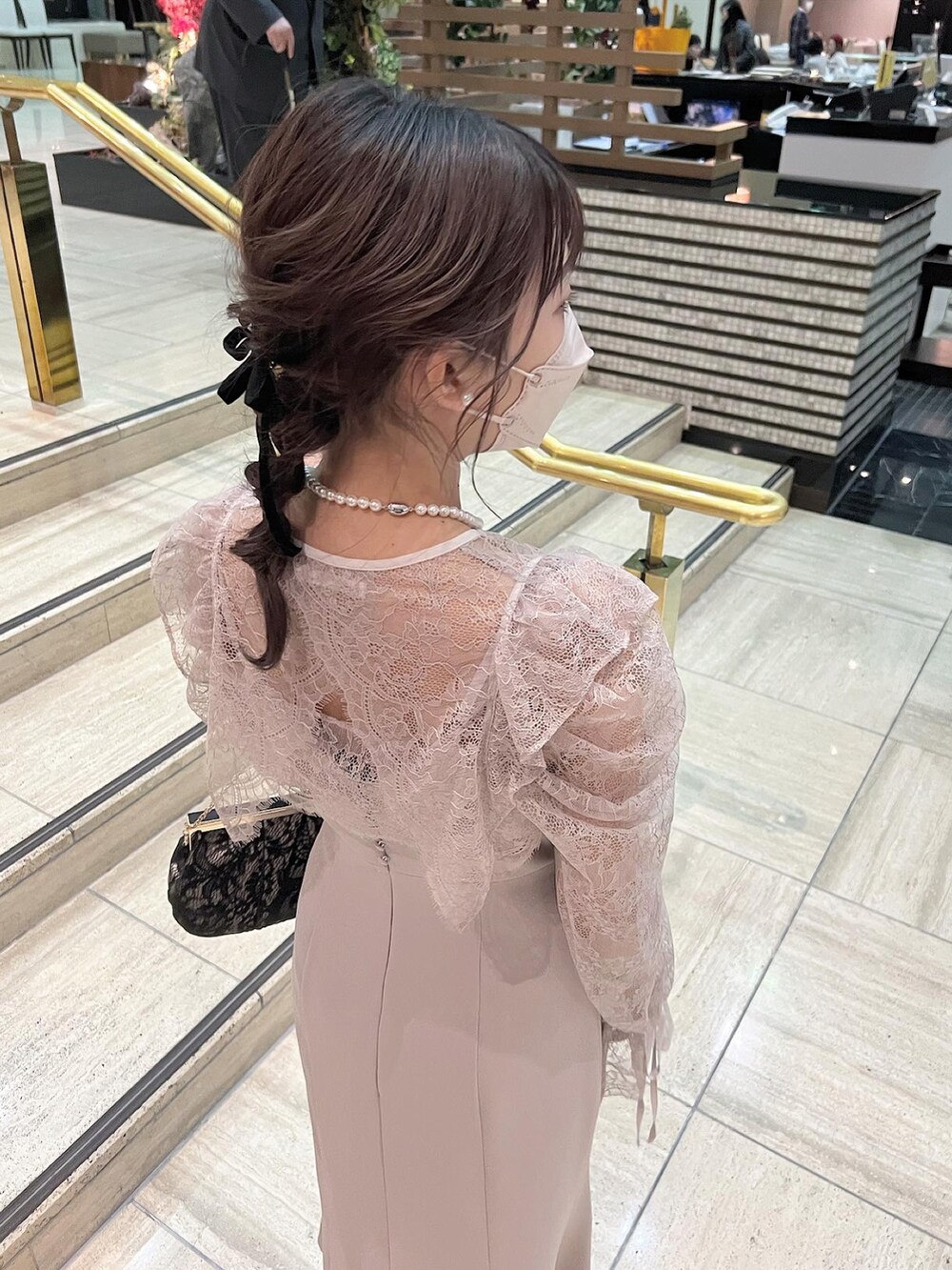 ピンク系のワンピース/ドレス、ベージュ系のパンプスを着用したレディースの春コーディネートの3枚目の写真