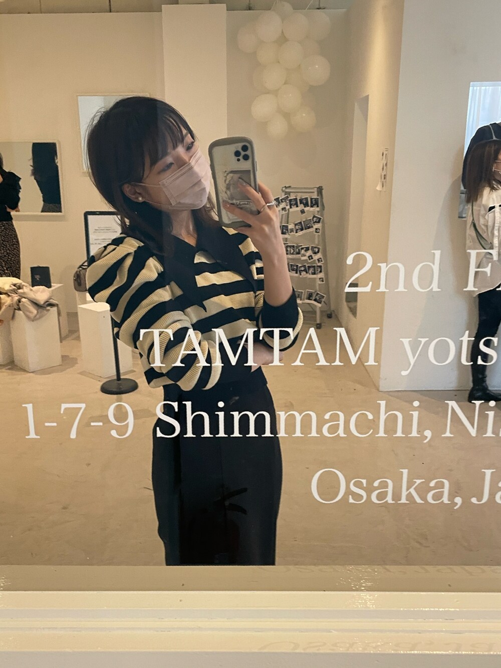 ベージュ系のライダースジャケット、ブラック系のニット/セーター、ブラック系のスカートを着用したレディースの春コーディネートの3枚目の写真