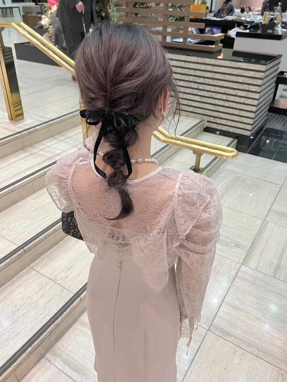 ピンク系のワンピース/ドレス、ベージュ系のパンプスを着用したレディースの春コーディネートの2枚目の写真