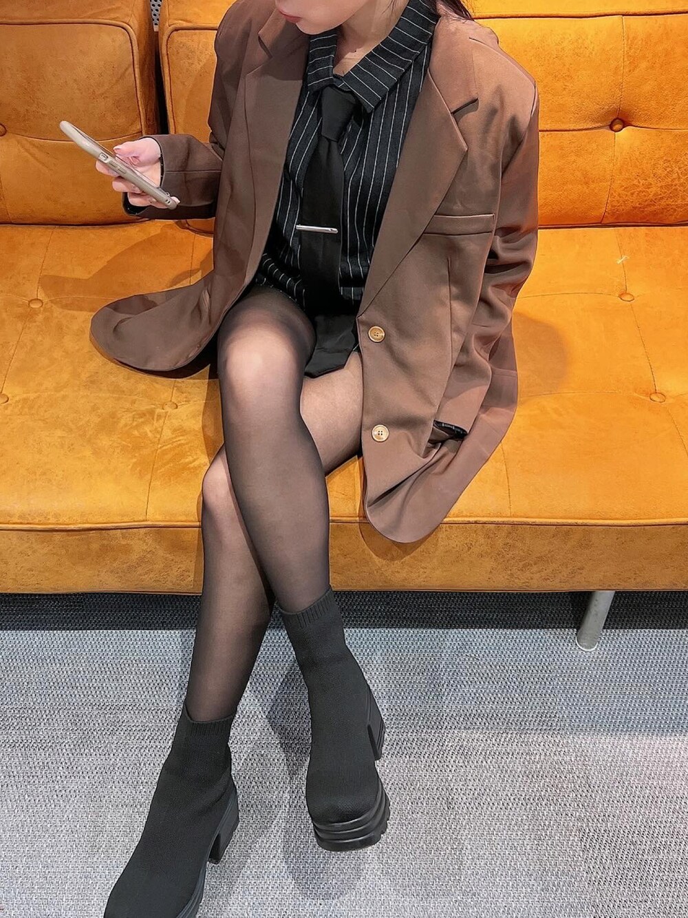 ブラウン系のセットアップ、ブルー系のシャツ/ブラウス、ブルー系のパンツを着用したレディースの春コーディネートの2枚目の写真