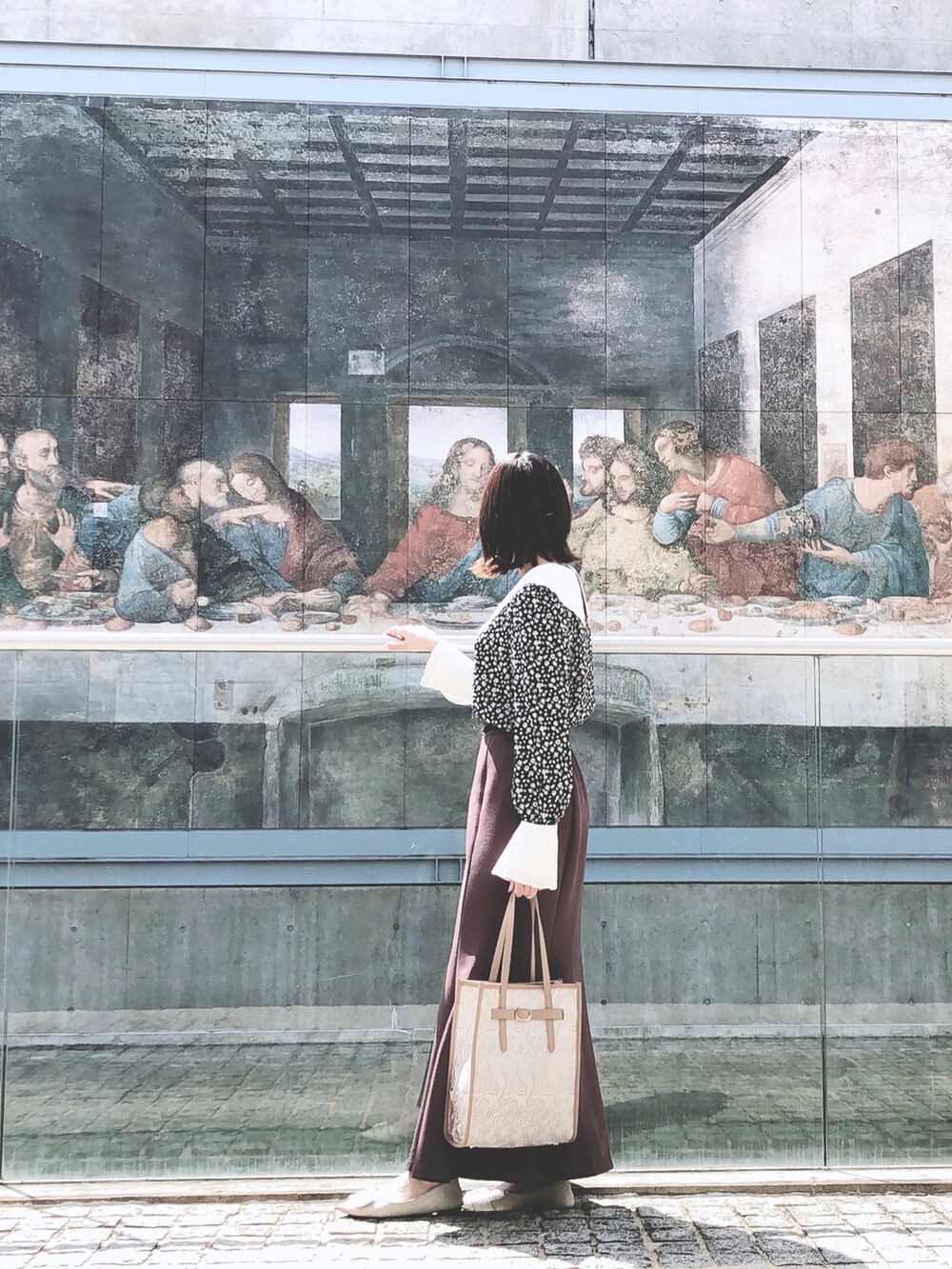 ブラック系のシャツ/ブラウス、パープル系のスカート、ベージュ系のトートバッグを着用したレディースの秋コーディネートの2枚目の写真