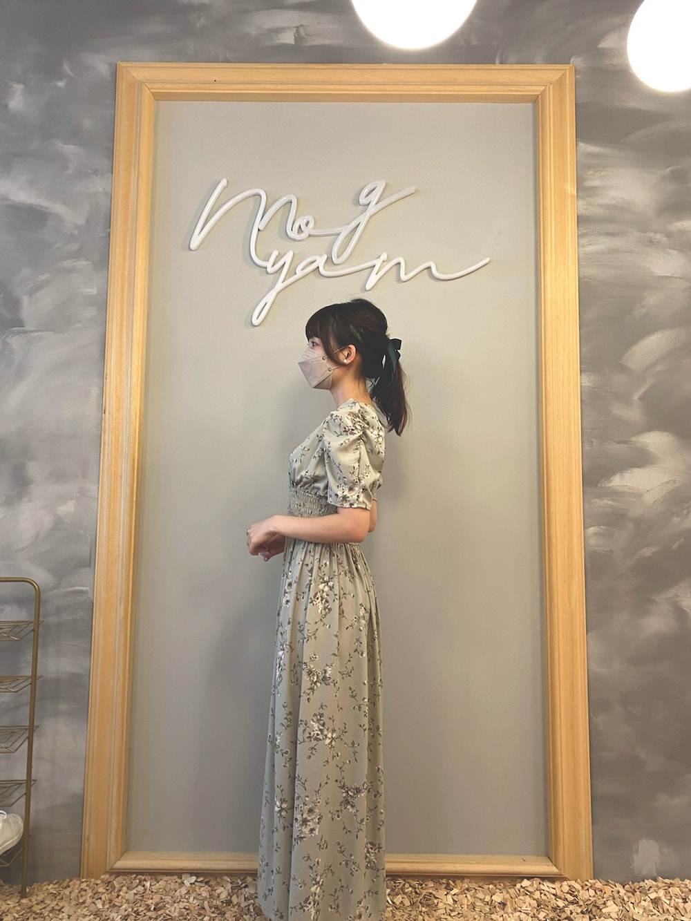 グリーン系のワンピースを着用したレディースの秋コーディネートの3枚目の写真