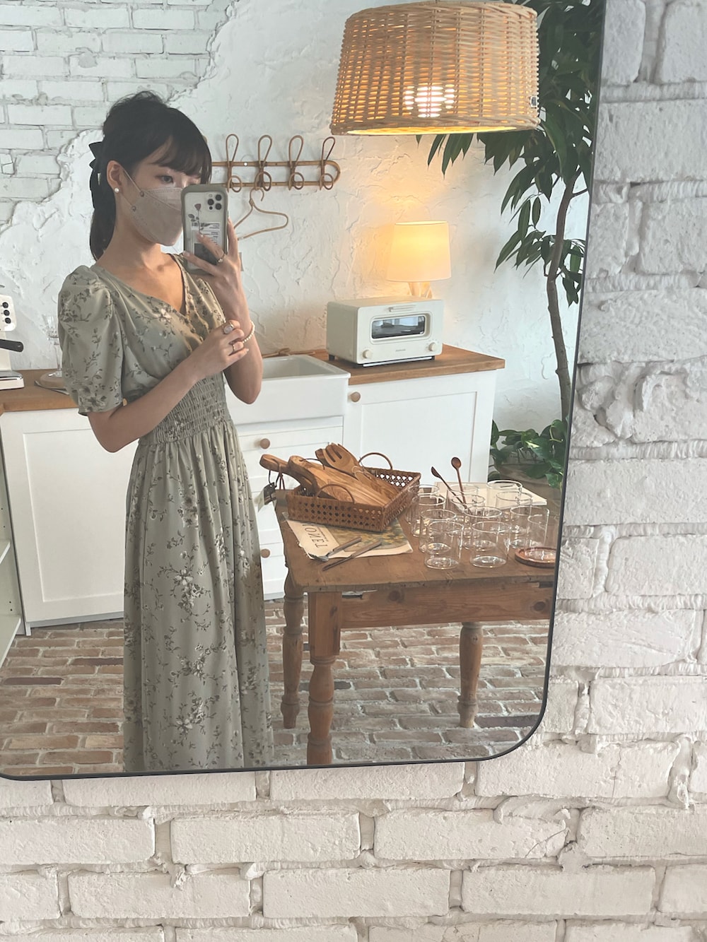 グリーン系のワンピースを着用したレディースの秋コーディネートの2枚目の写真