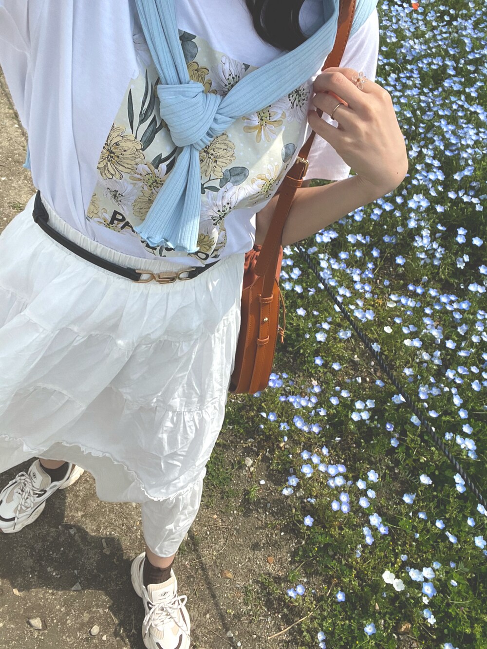 ブルー系のカーディガン/ボレロ、ホワイト系のTシャツ/カットソー、ブラウン系のショルダーバッグを着用したレディースの春コーディネートの2枚目の写真