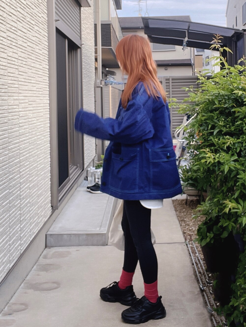 ブルー系のジャケット/アウター、ブラック系のパンツ、レッド系のトップスを着用したレディースの春コーディネートの2枚目の写真