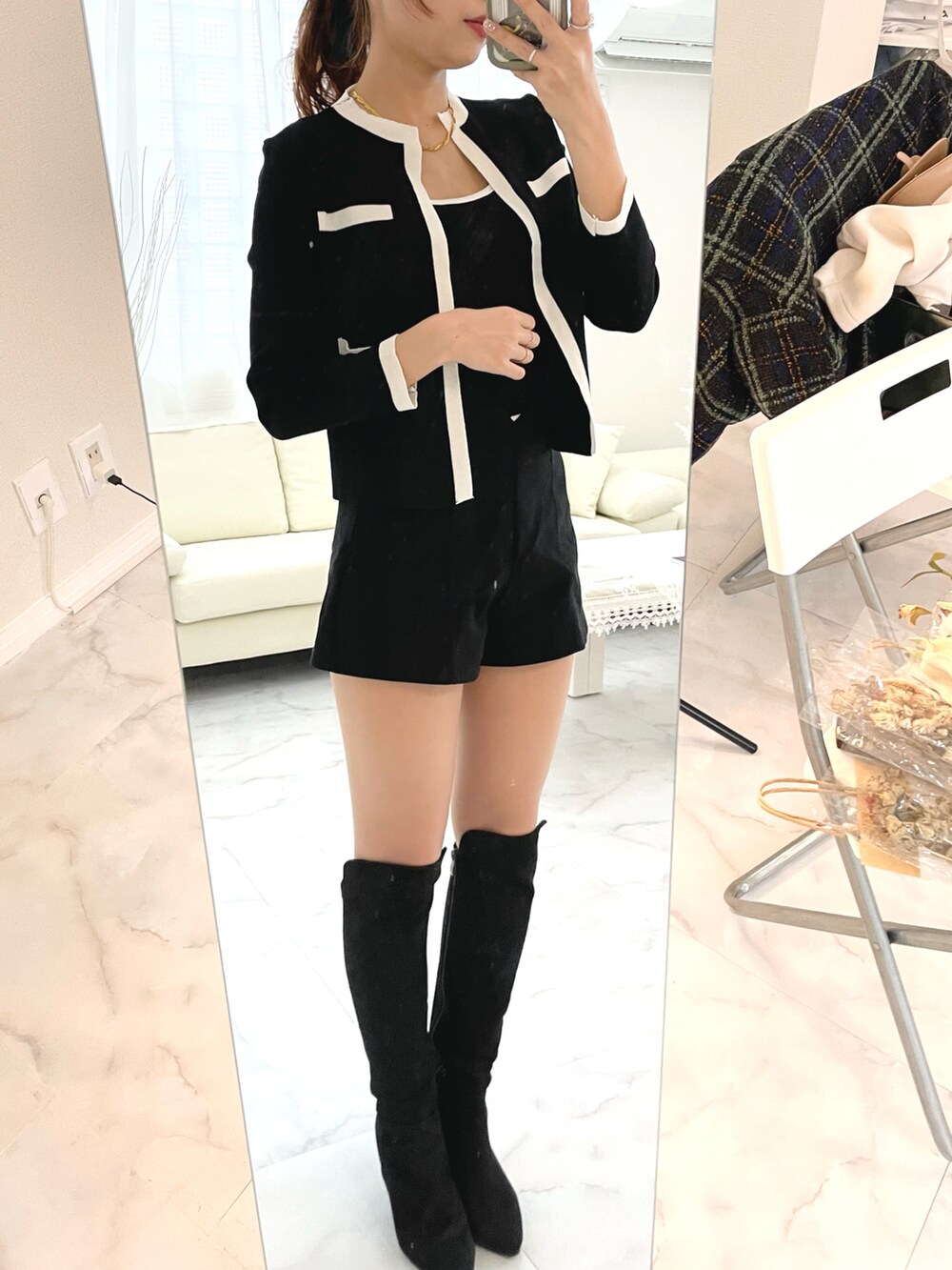 ブラック系のパンツ、ブラック系のカーディガン/ボレロを着用したレディースの春コーディネートの2枚目の写真