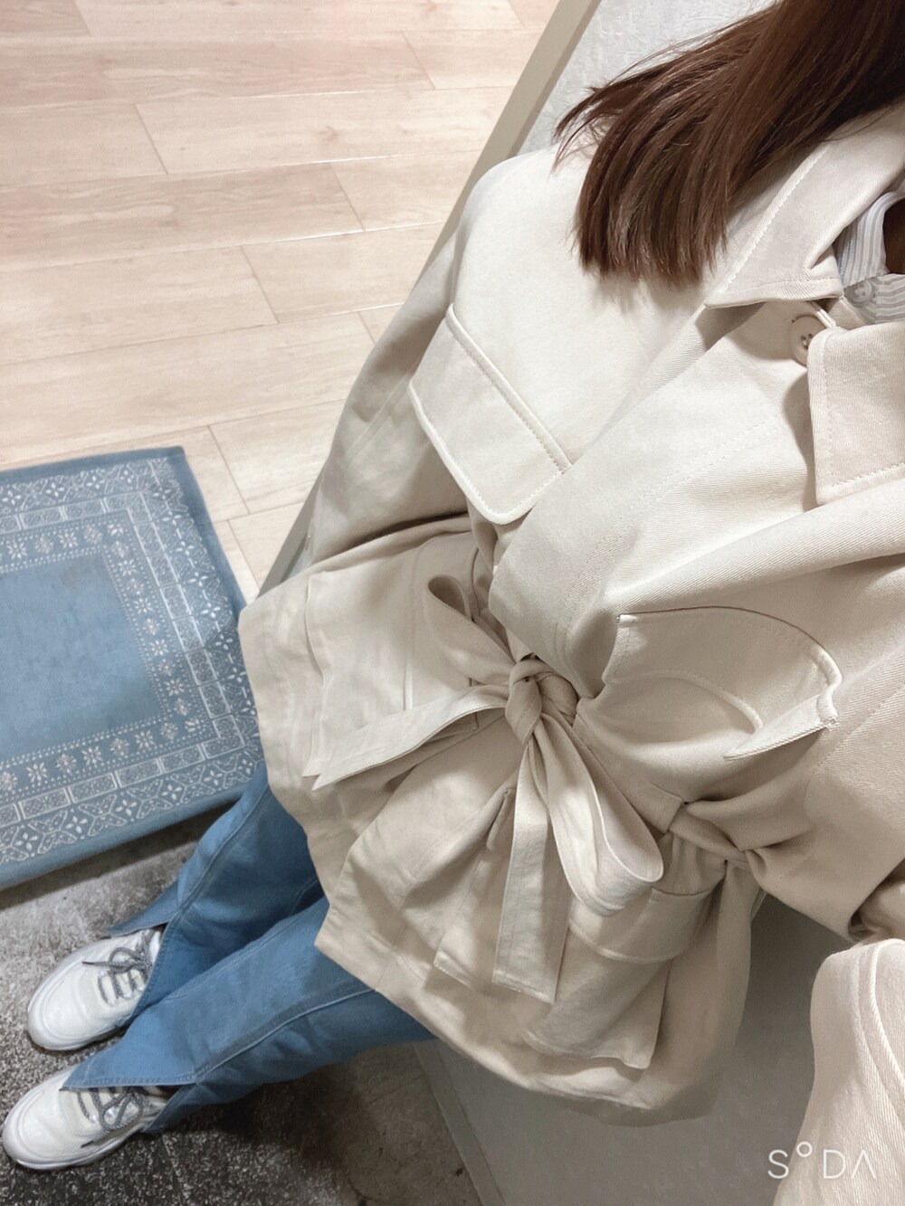 ブルー系のデニムパンツ、ホワイト系のスニーカー、ホワイト系のシャツ/ブラウスを着用したレディースの春コーディネートの2枚目の写真