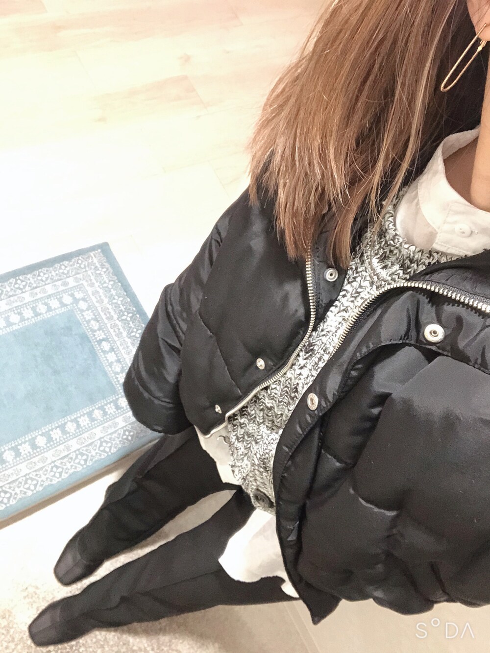 ブラック系のカーディガン/ボレロ、ホワイト系のシャツ/ブラウス、ブラック系のその他パンツを着用したレディースの冬コーディネートの2枚目の写真