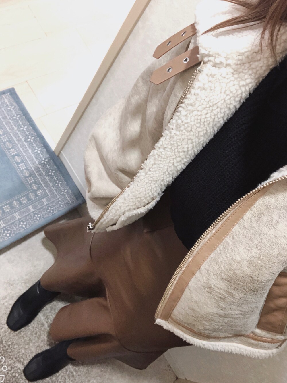 ブラック系のブーツ、ブラウン系のスカート、ブラック系のカーディガン/ボレロを着用したレディースの冬コーディネートの2枚目の写真