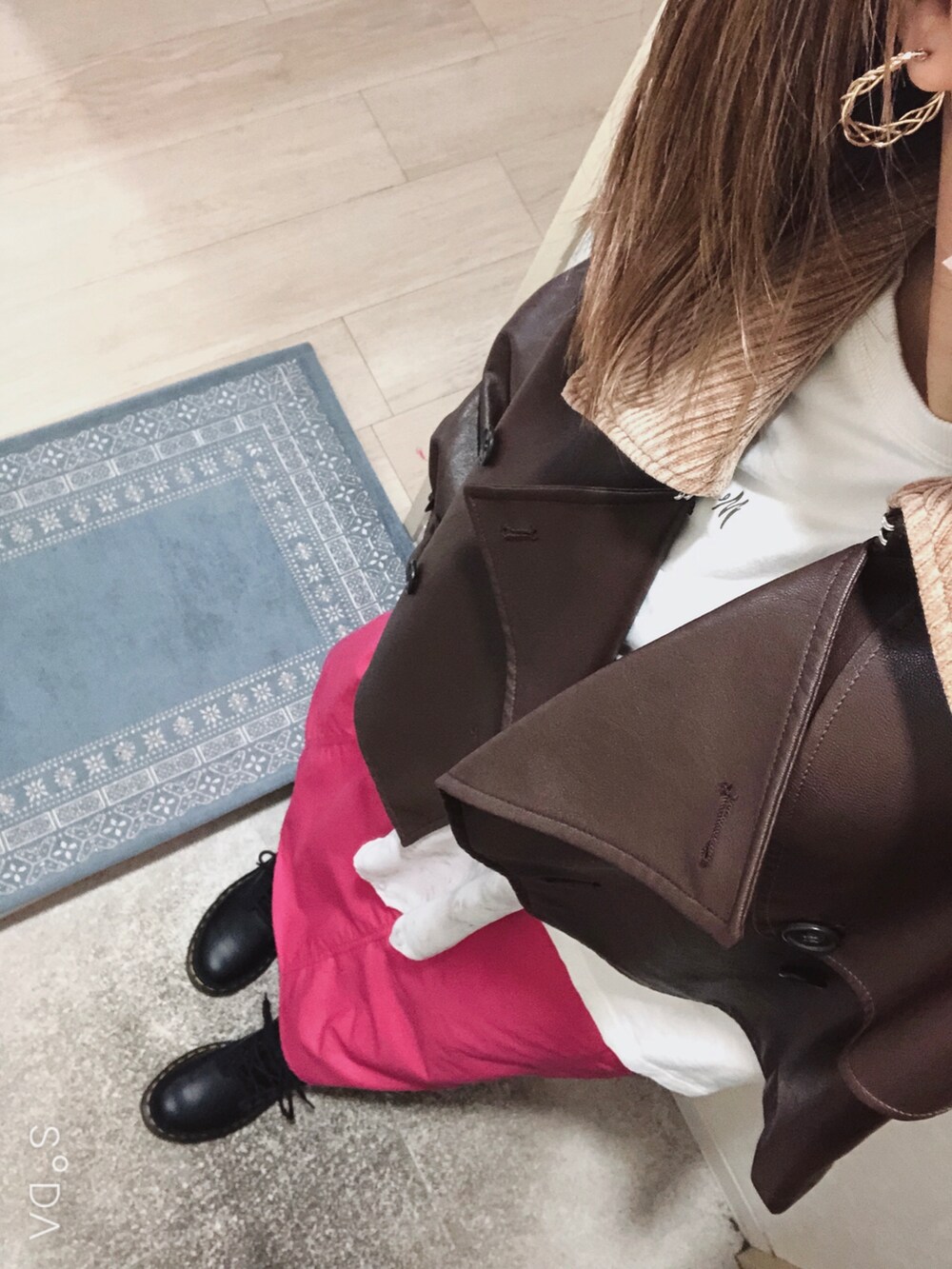 ホワイト系のTシャツ/カットソー、パープル系のシャツ/ブラウス、ピンク系のスカートを着用したレディースの春コーディネートの2枚目の写真