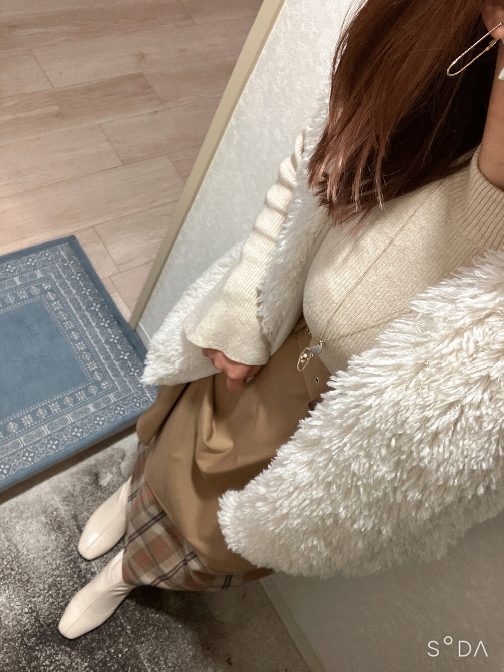 ホワイト系のニット/セーター、イエロー系のスカート、ホワイト系のブーツを着用したレディースの秋コーディネートの2枚目の写真