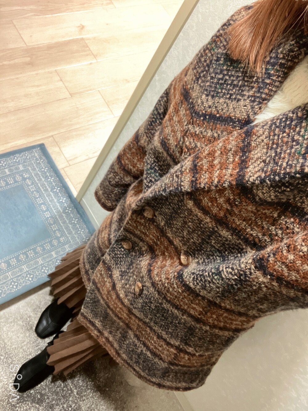 ベージュ系のカーディガン/ボレロ、ホワイト系のニット/セーター、ブラウン系のスカートを着用したレディースの冬コーディネートの2枚目の写真