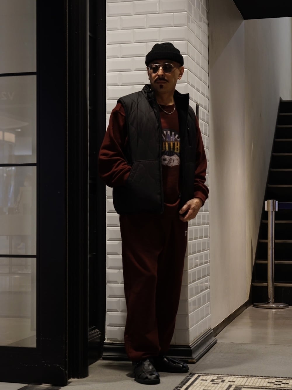 「メガネ男子、サングラス、ニット帽、ベスト、フリース、セットアップ、スウェット、ストリート、アメカジ、トレーナー」｜「schottのSchott/ショット/GURKA SANDALS/グルカサンダル（サンダル、ブラック系）」を使った、総料理長（schottのイケオジ）さん（メンズ・170cm）の秋コーディネートの2枚目の写真