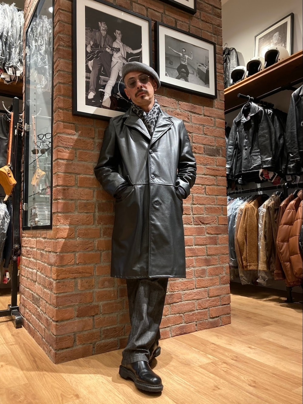 「メガネ男子、サングラス、コート、カラーパンツ、レザー、ブーツ、マフラー、アニマル柄、レオパード」｜「Dr. Martensの《Dr.Martens》2976 MONO CHELSEA BOOT ドクターマーチン ２９７６ モノ チェルシー ブーツ（ブーツ、ブラック系）」を使った、総料理長（schottのイケオジ）さん（メンズ・170cm）の春コーディネートの2枚目の写真