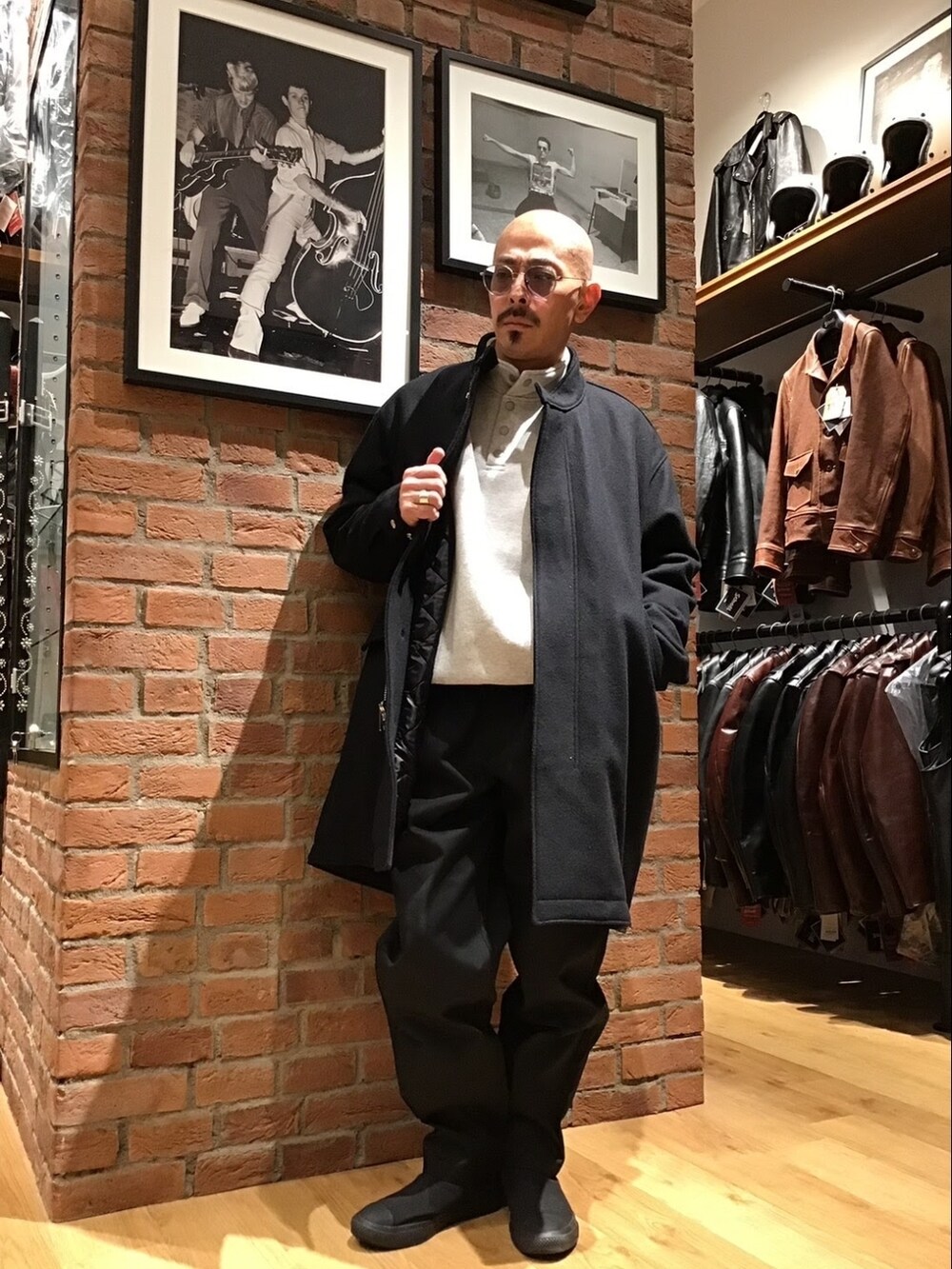 「メガネ男子、サングラス、コンバース、冬コーデ、ロングコート、スウェット、モノトーン、ブラック」｜「schottのSchott/ショット/TC CHEF PANTS/シェフパンツ（その他パンツ、ブラック系）」を使った、総料理長（schottのイケオジ）さん（メンズ・170cm）の冬コーディネートの2枚目の写真
