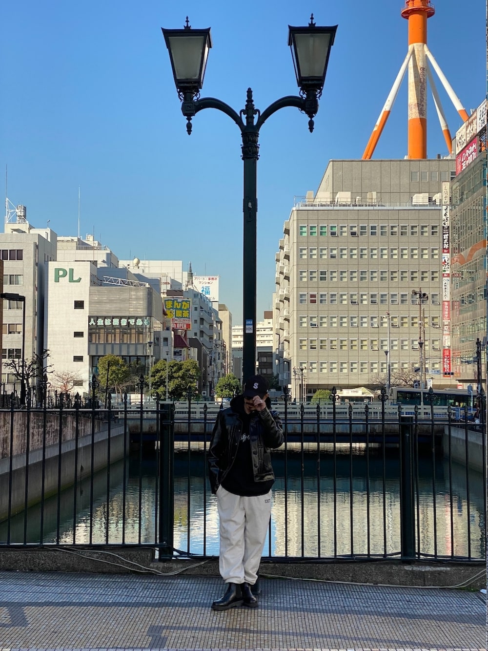「メガネ男子、サングラス、キャップ、レザージャケット、レザー、ブーツ、パーカー、モノトーン、アメカジ、ストリート、冬コーデ、ビッグシルエット、レイヤードスタイル、わたしの推しブランド、スウェットパンツ」｜「Dr. Martensの《Dr.Martens》2976 MONO CHELSEA BOOT ドクターマーチン ２９７６ モノ チェルシー ブーツ（ブーツ、ブラック系）」を使った、総料理長（schottのイケオジ）さん（メンズ・170cm）の冬コーディネートの3枚目の写真