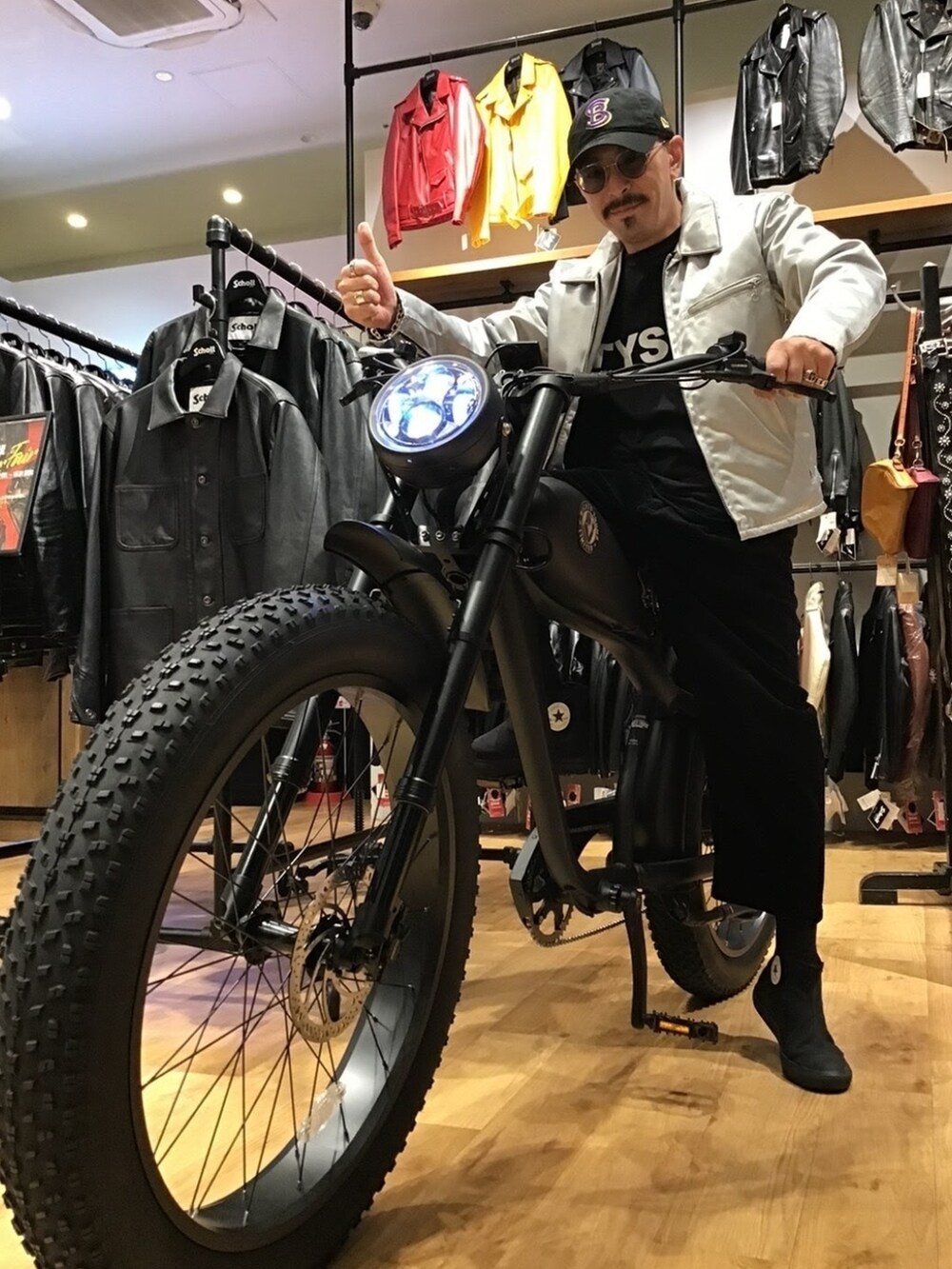 「メガネ男子、サングラス、コンバース、キャップ、モノトーン、コーデュロイ、コーデュロイパンツ、アメカジ、ストリート」｜「schottの【直営限定】Schott/ショット/CORDUROY KITCHEN PANTS/コーデュロイ キッチンパンツ（その他パンツ、ブラック系）」を使った、総料理長（schottのイケオジ）さん（メンズ・170cm）の秋コーディネートの2枚目の写真