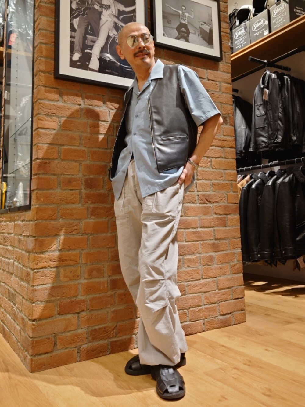「メガネ男子、サングラス、グルカサンダル、カーゴパンツ、カラバリアイテム、ベスト、夏コーデ、淡色コーデ」｜「schottのSchott/ショット/GURKA SANDALS/グルカサンダル（サンダル、ブラック系）」を使った、総料理長（schottのイケオジ）さん（メンズ・170cm）の夏コーディネートの2枚目の写真