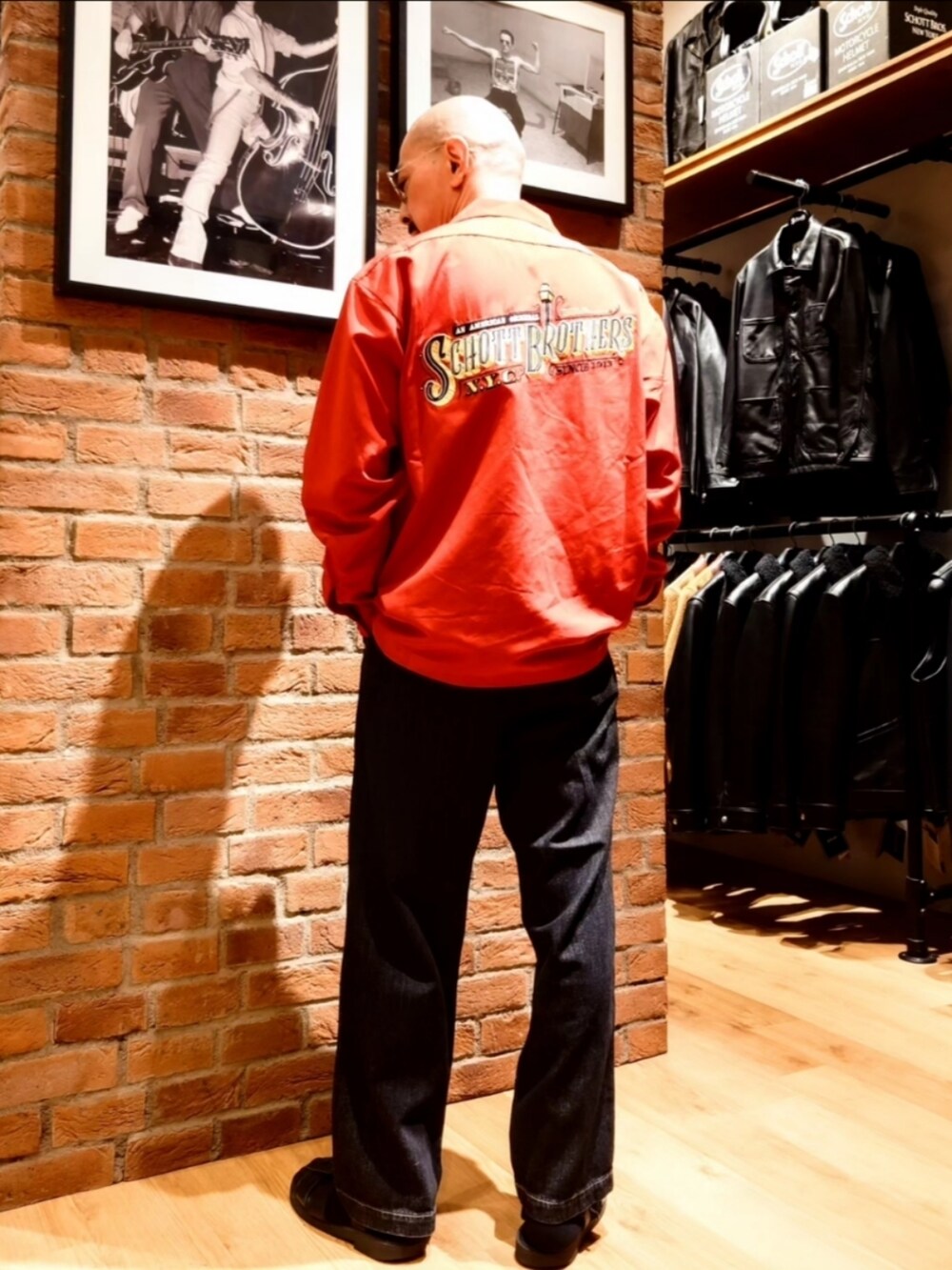 「メガネ男子、サングラス、グルカサンダル、デニム、ワークシャツ、秋コーデ、カラー×コーデ、シャツスタイル、ハーフパンツ」｜「schottのBARBER EMB バーバーロゴ刺繍 ワークシャツ（シャツ/ブラウス、オレンジ系）」を使った、総料理長（schottのイケオジ）さん（メンズ・170cm）の秋コーディネートの2枚目の写真