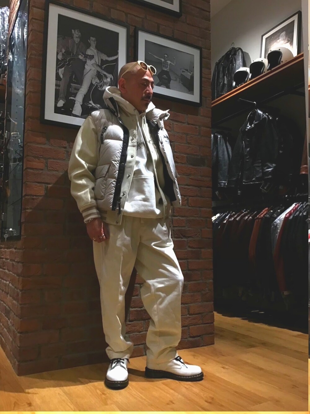 「メガネ男子、サングラス、キャップ、パーカー、レイヤードスタイル、ダウンベスト、スタジャン、ブーツ、ホワイト、ホワイトコーデ、ワントーンコーデ、ストリート、ストリートフェス2023」｜「schottのSchott/ショット/TC DOUBLE PLEATED WIDE PANTS/2タック パンツ（その他パンツ、ホワイト系）」を使った、総料理長（schottのイケオジ）さん（メンズ・170cm）の冬コーディネートの2枚目の写真