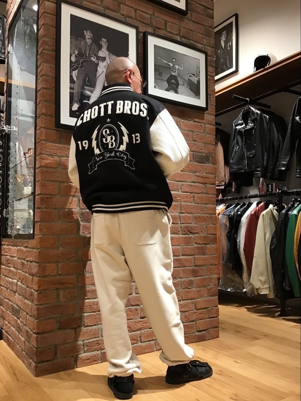 「メガネ男子、サングラス、スウェット、スタジャン、モノトーン、カラーパンツ、アメカジ、レザージャケット、グルカサンダル、レザー」｜「schottのSchott/ショット/GURKA SANDALS/グルカサンダル（サンダル、ブラック系）」を使った、総料理長（schottのイケオジ）さん（メンズ・170cm）の秋コーディネートの2枚目の写真