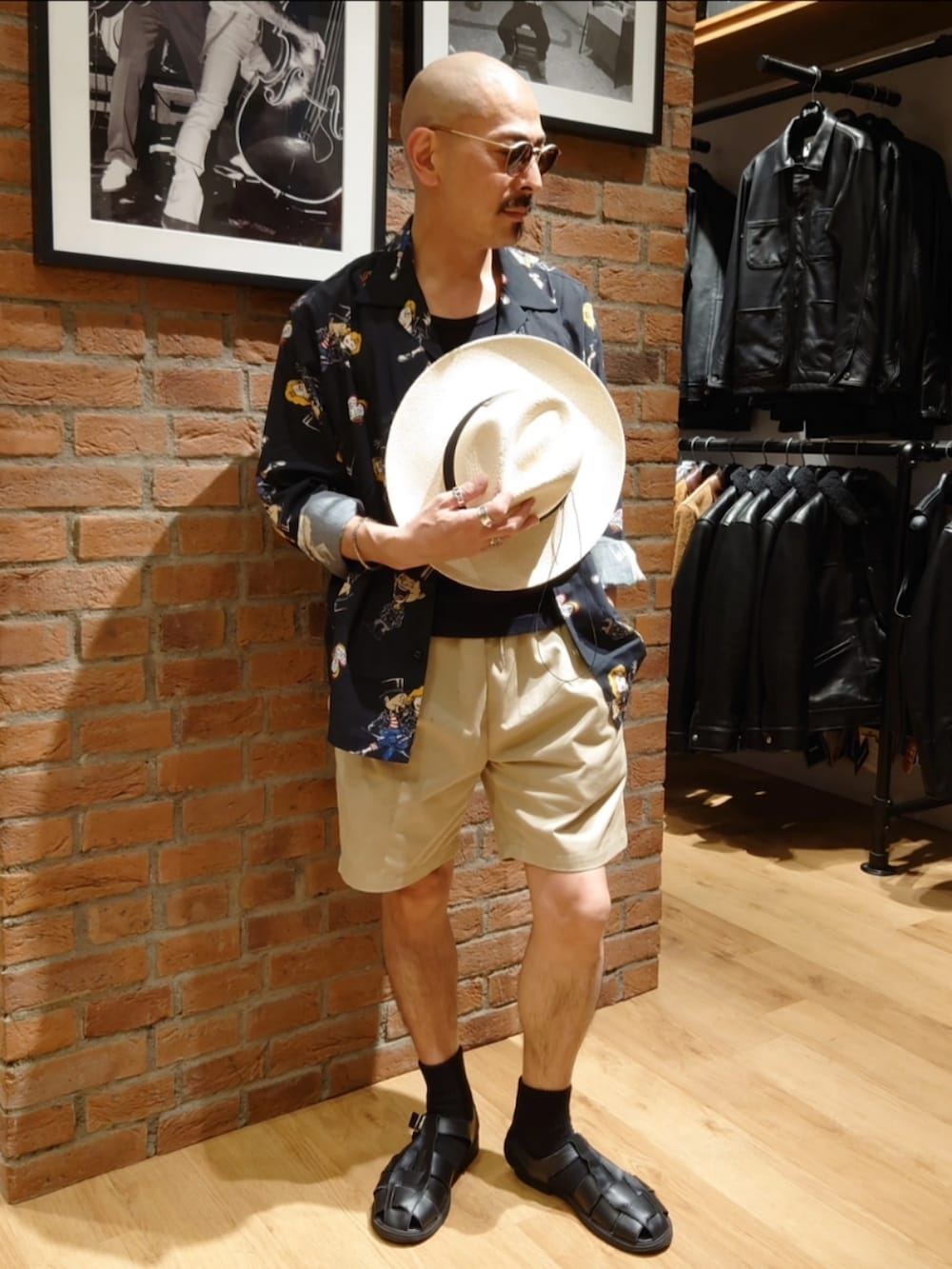 「メガネ男子、サングラス、シヨートパンツ、グルカサンダル、柄シャツ、アロハシャツ、オープンカラーシャツ、ハット、パナマハット、夏コーデ、麦わら帽子、サンダル」｜「schottのSchott/ショット/GURKA SANDALS/グルカサンダル（サンダル、ブラック系）」を使った、総料理長（schottのイケオジ）さん（メンズ・170cm）の夏コーディネートの2枚目の写真