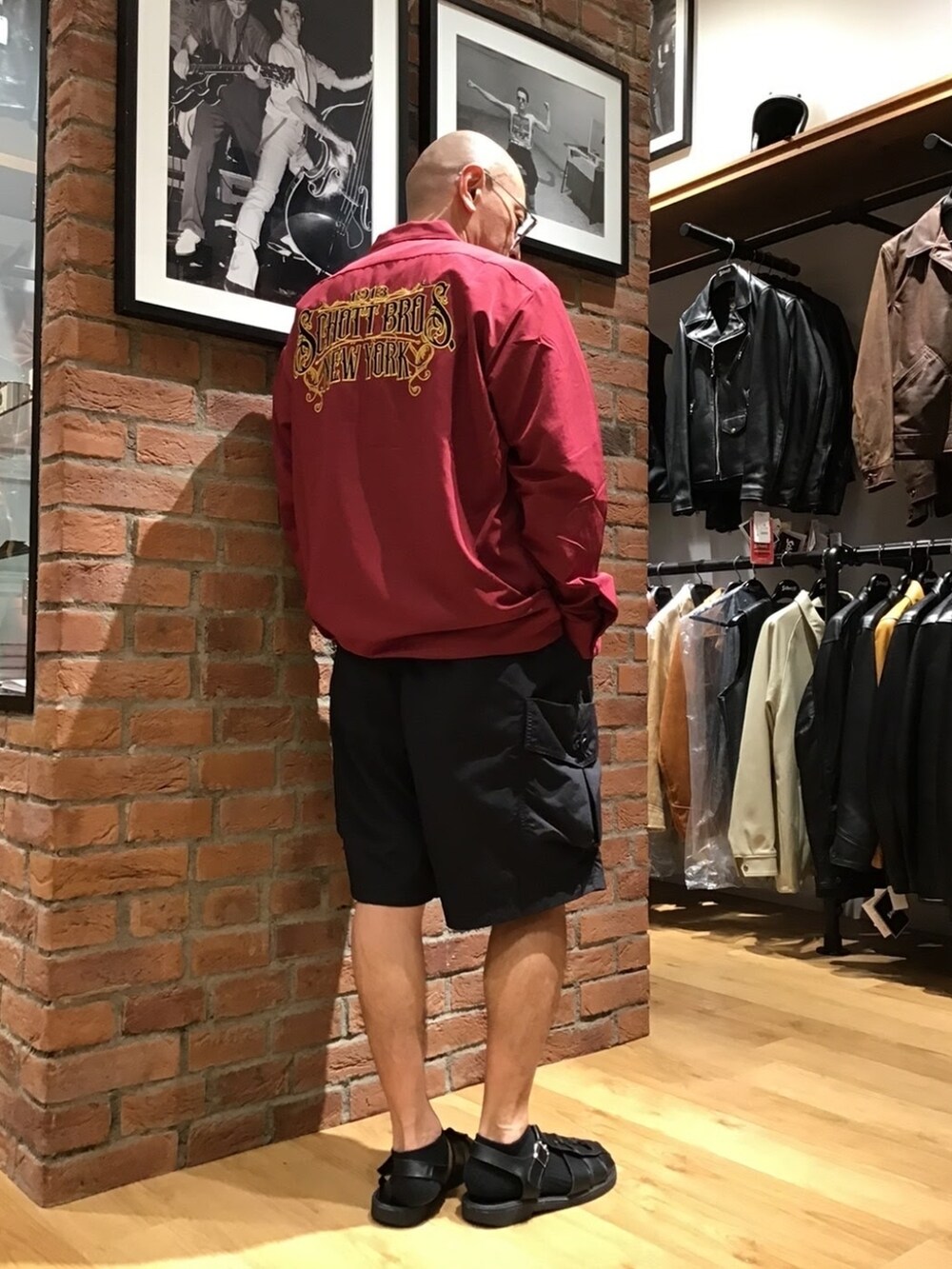 「メガネ男子、サングラス、シャツスタイル、秋服準備はじめました、大人カジュアル、ストリート、グルカサンダル、アメカジ」｜「WILD THINGSのSchottxWILDTHINGS/ショット×ワイルドシングス/CARGO SHORTS/カーゴショーツ（その他パンツ、ブラック系）」を使った、総料理長（schottのイケオジ）さん（メンズ・170cm）の秋コーディネートの2枚目の写真