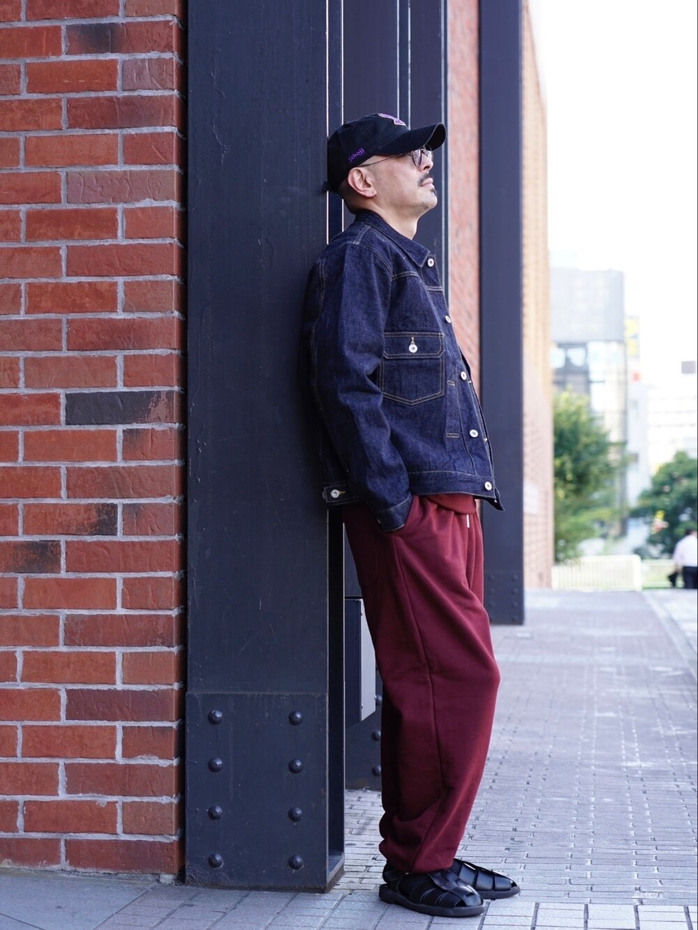 「メガネ男子、サングラス、キャップ、スウェット、デニム、セットアップ、グルカサンダル、アメカジ、ストリート、秋コーデ、ロゴスウェット」｜「schottのSchott/ショット/GURKA SANDALS/グルカサンダル（サンダル、ブラック系）」を使った、総料理長（schottのイケオジ）さん（メンズ・170cm）の秋コーディネートの2枚目の写真