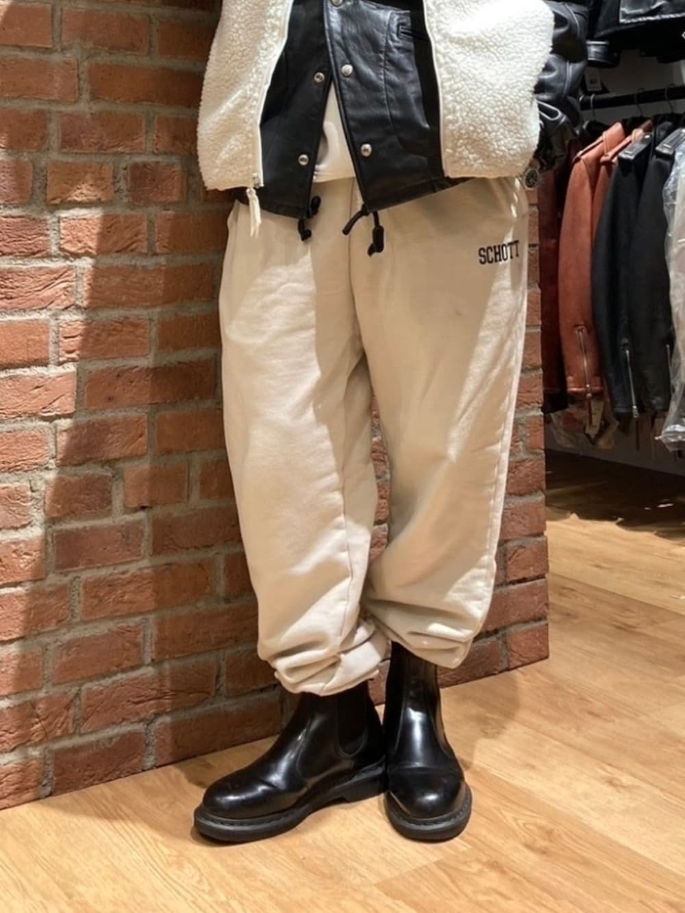 「メガネ男子、サングラス、キャップ、レザージャケット、レザー、コーチジャケット、ベスト、パーカー、レイヤードスタイル、モノトーン、フリース、冬コーデ、スウェットパンツ」｜「Dr. Martensの《Dr.Martens》2976 MONO CHELSEA BOOT ドクターマーチン ２９７６ モノ チェルシー ブーツ（ブーツ、ブラック系）」を使った、総料理長（schottのイケオジ）さん（メンズ・170cm）の冬コーディネートの2枚目の写真