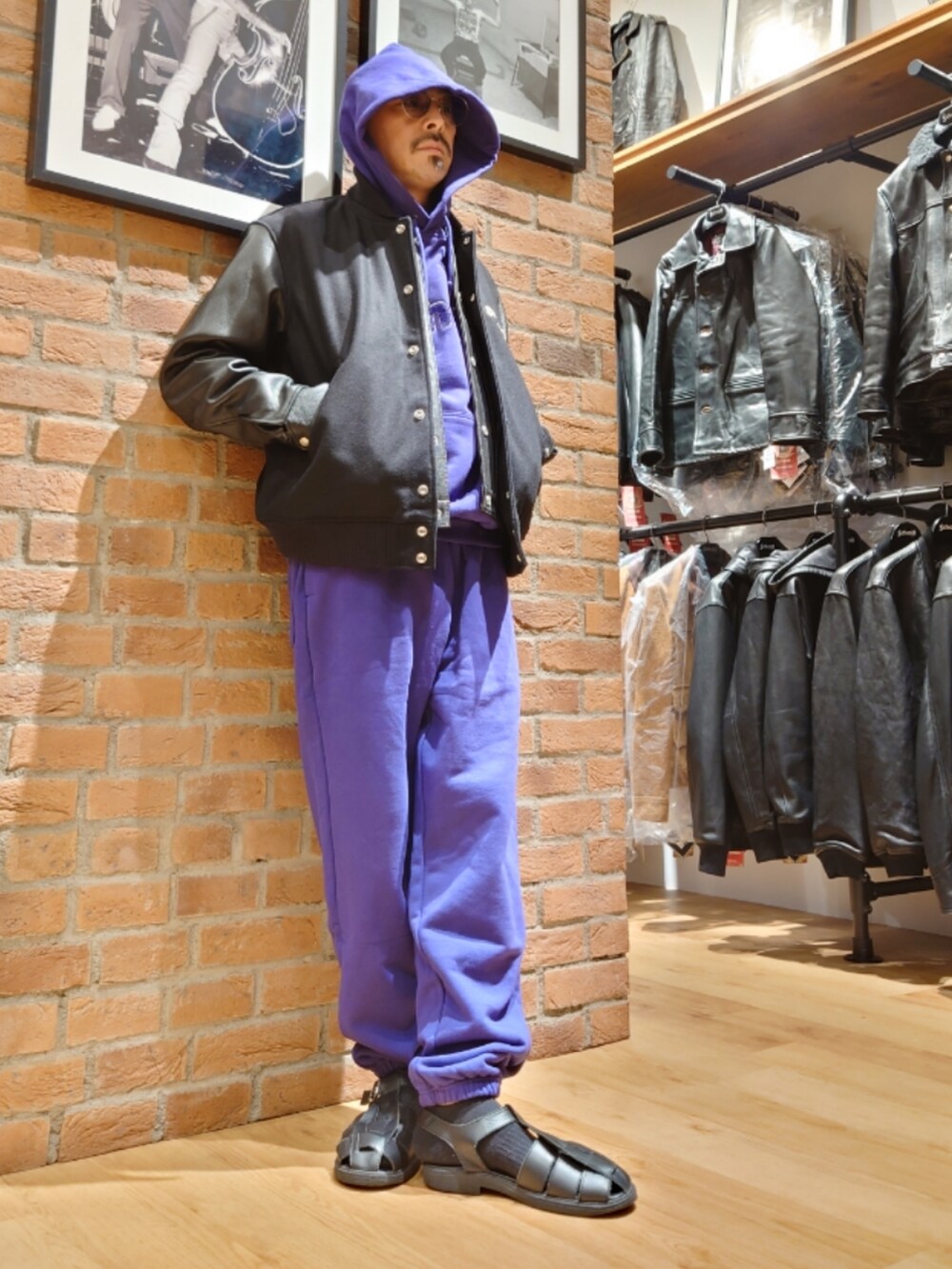 「メガネ男子、サングラス、グルカサンダル、淡色コーデ、セットアップ、スタジャン、ストリート、パーカー、パープル、スウェット、秋コーデ、レイヤードスタイル、冬コーデ」｜「schottのSchott/ショット/SWEAT PANTS/スウェットパンツ（スウェットパンツ、パープル系）」を使った、総料理長（schottのイケオジ）さん（メンズ・170cm）の秋コーディネートの2枚目の写真