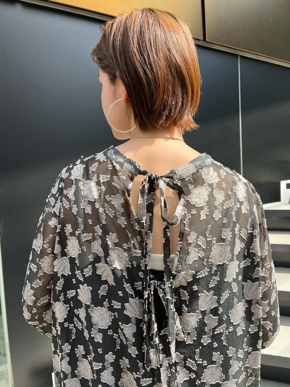 ベージュ系のワンピースを着用したレディースの春コーディネートの3枚目の写真