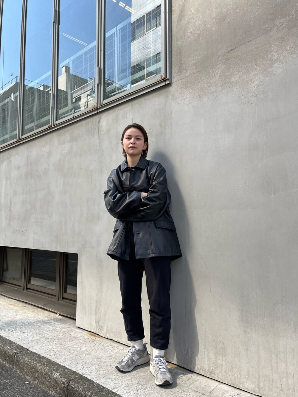 ブラック系のテーラードジャケットを着用したレディースの春コーディネートの2枚目の写真