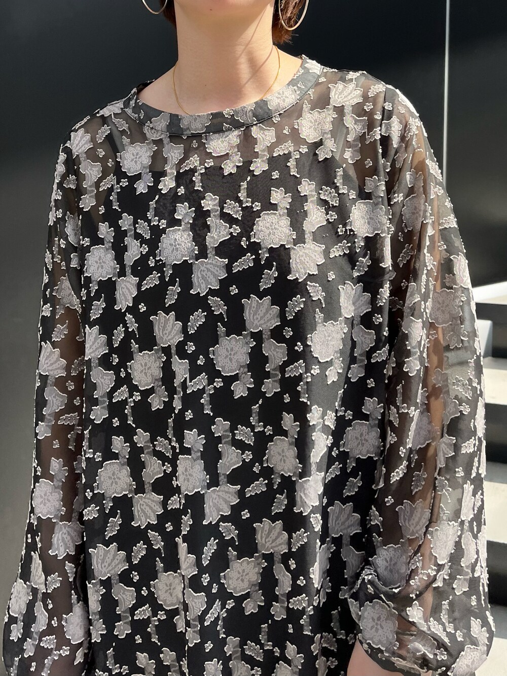 ベージュ系のワンピースを着用したレディースの春コーディネートの2枚目の写真