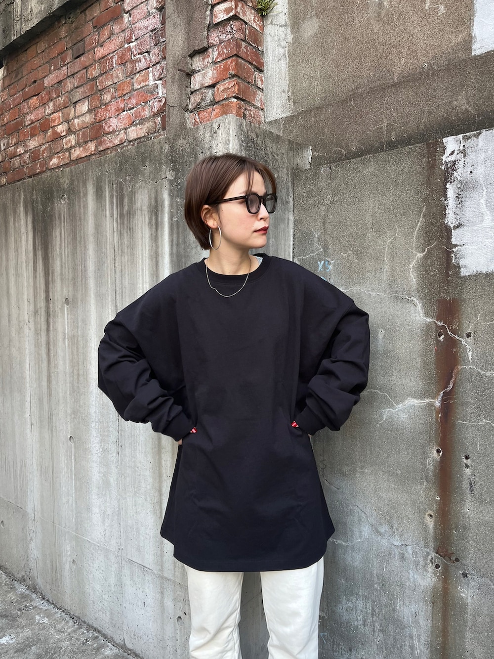 ブラック系のTシャツ/カットソーを着用したレディースの冬コーディネートの2枚目の写真