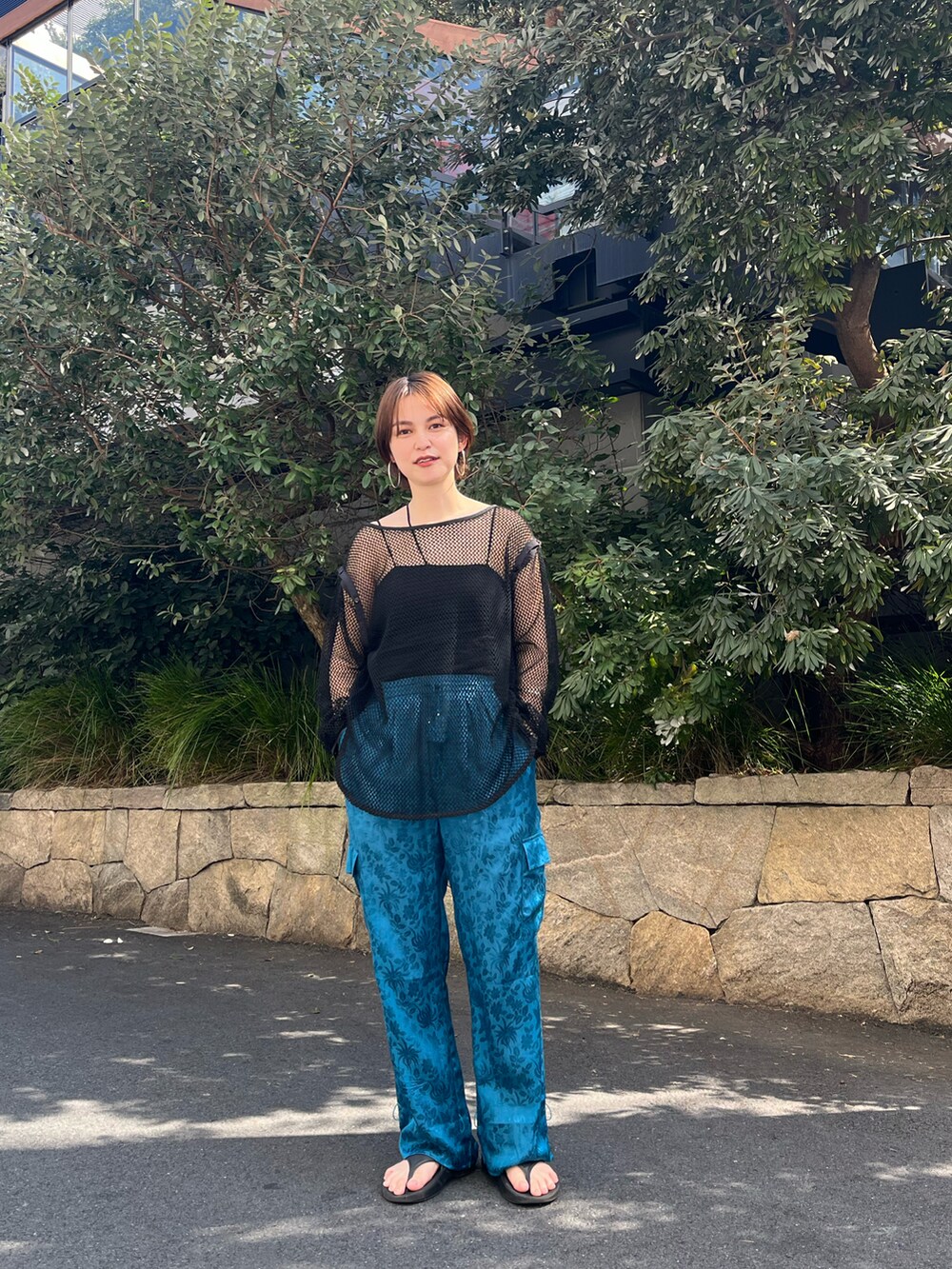 ブルー系のカーゴパンツを着用したレディースの春コーディネートの2枚目の写真