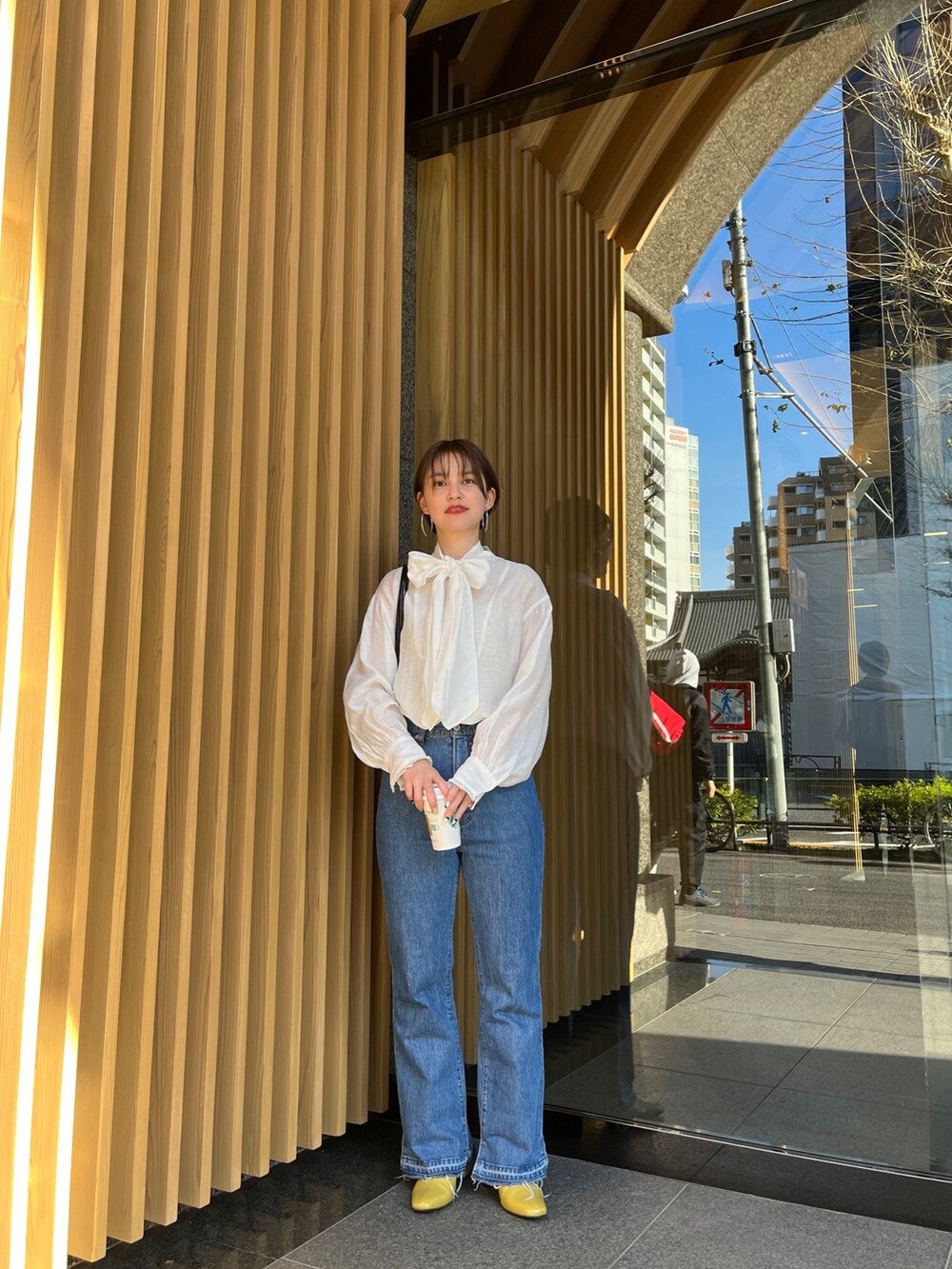 ホワイト系のシャツ/ブラウスを着用したレディースの冬コーディネートの2枚目の写真