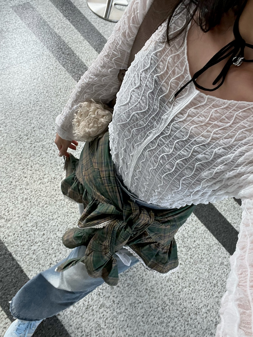 ホワイト系のTシャツ/カットソー、ブルー系のデニムパンツ、グリーン系のバンダナ/スカーフを着用したレディースの秋コーディネートの2枚目の写真