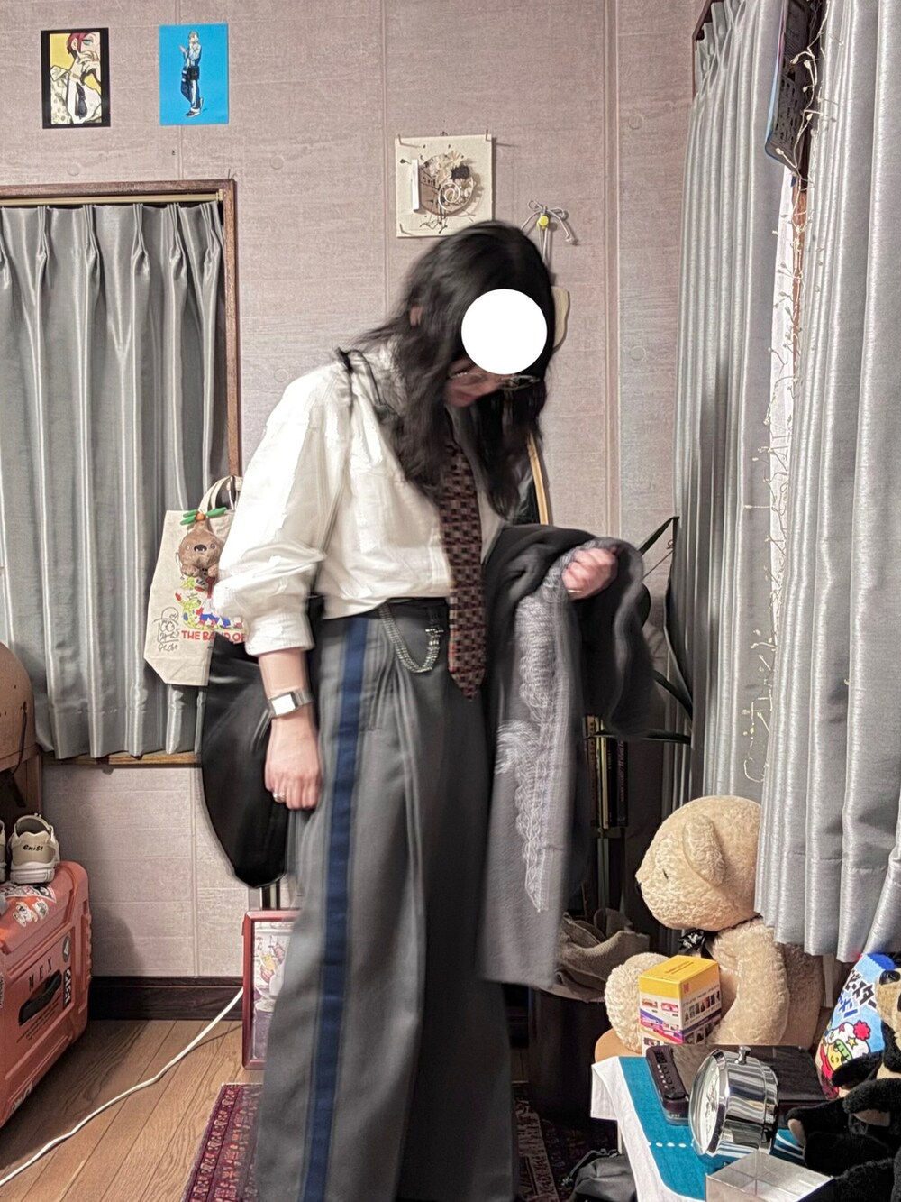 グレー系のその他アウター、ブラック系のショルダーバッグ、グレー系のスラックスを着用したレディースの冬コーディネートの2枚目の写真