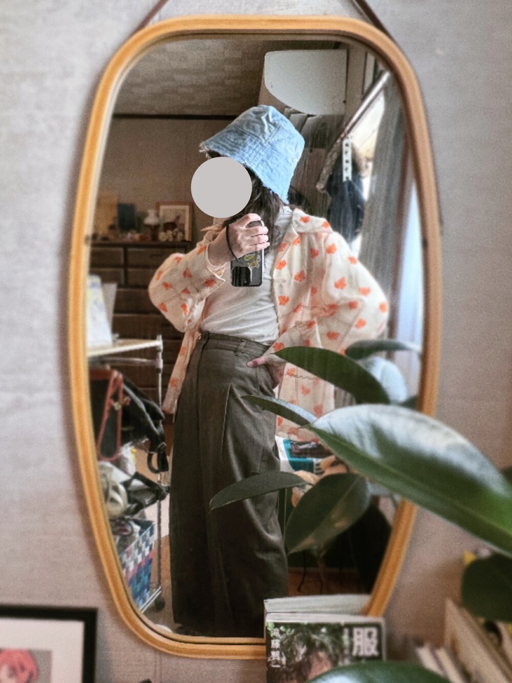 オレンジ系のシャツ/ブラウス、グリーン系のパンツ、ブラウン系のトートバッグを着用したレディースの秋コーディネートの3枚目の写真