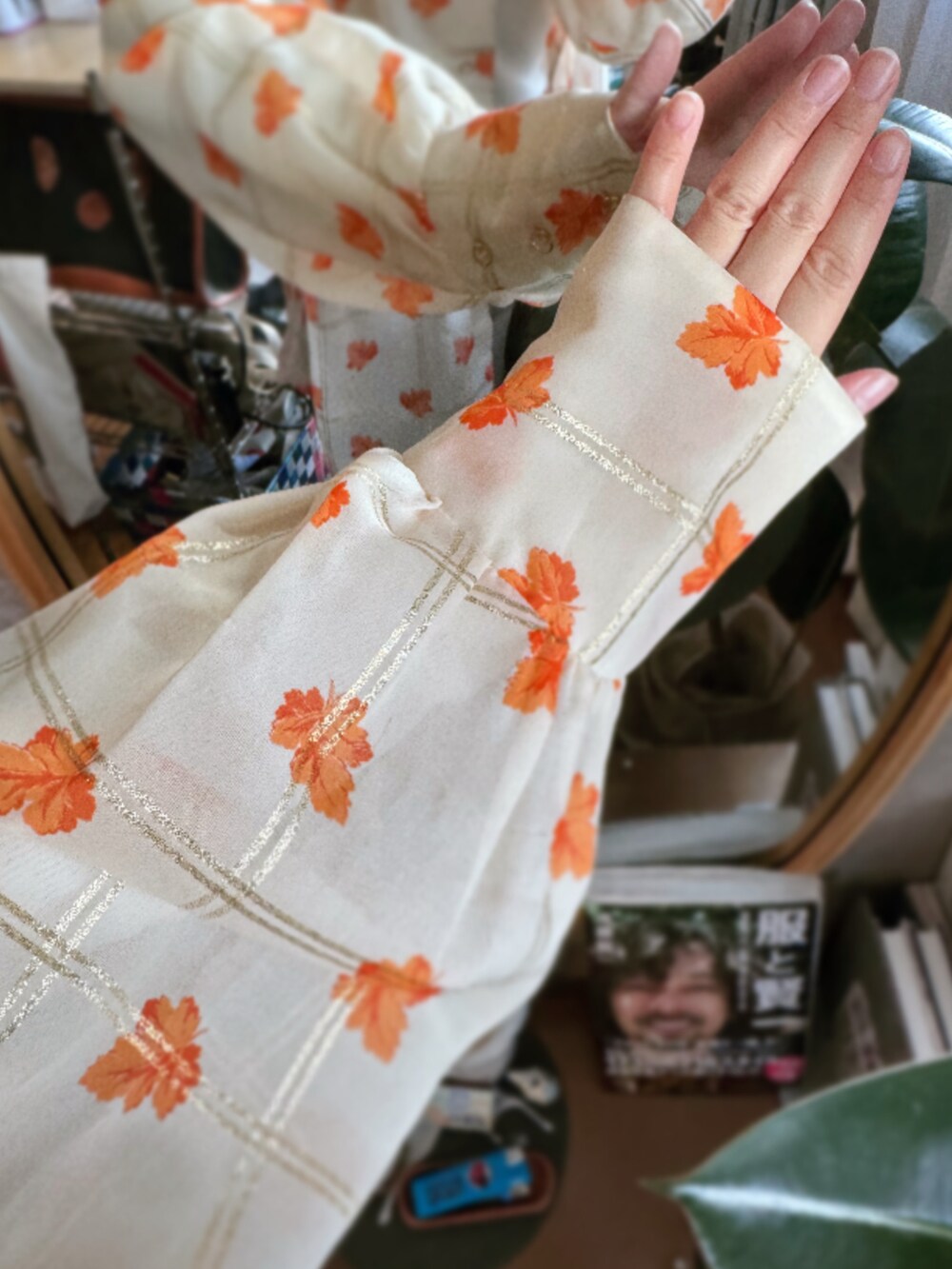 オレンジ系のシャツ/ブラウス、グリーン系のパンツ、ブラウン系のトートバッグを着用したレディースの秋コーディネートの2枚目の写真