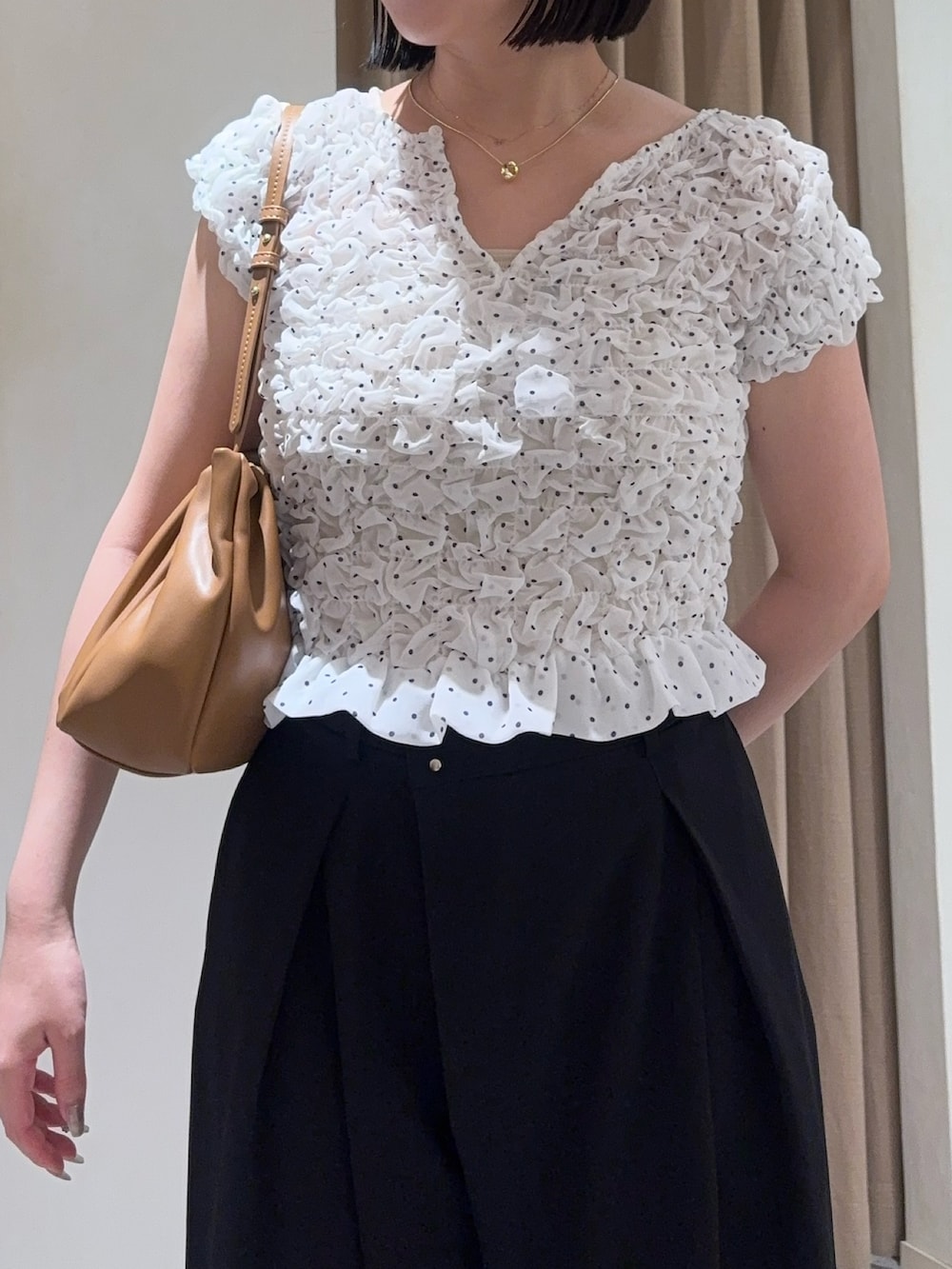ブラック系のその他パンツ、ホワイト系のシャツ/ブラウス、イエロー系のショルダーバッグを着用したレディースの夏コーディネートの3枚目の写真