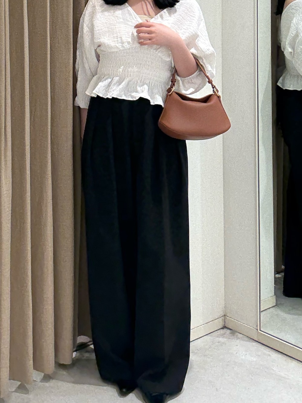 ブラック系のその他パンツ、ホワイト系のシャツ/ブラウス、ブラウン系のショルダーバッグを着用したレディースの春コーディネートの2枚目の写真