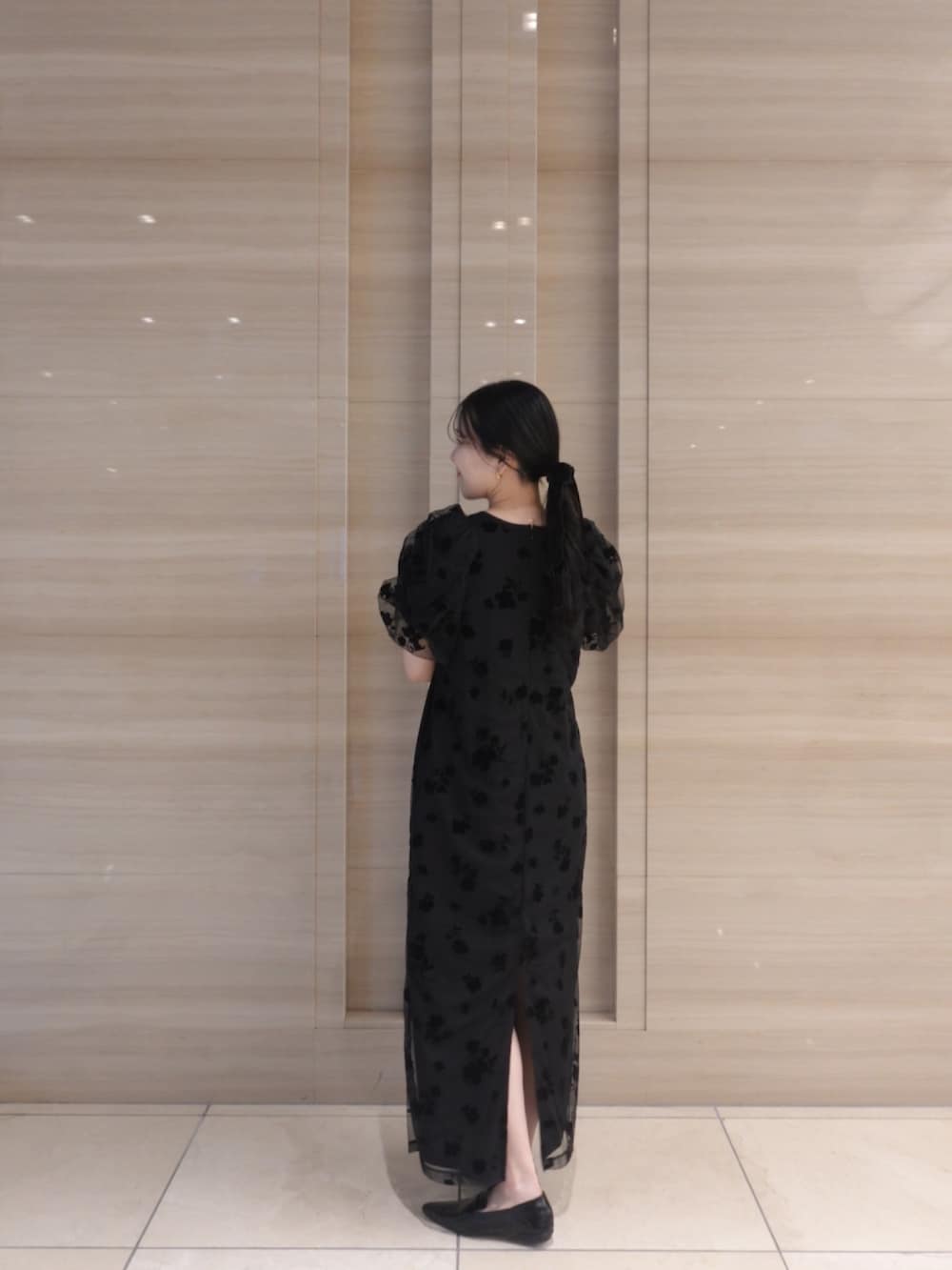 ブラック系のワンピース、ブラック系のローファー、ブラック系のショルダーバッグを着用したレディースの春コーディネートの4枚目の写真