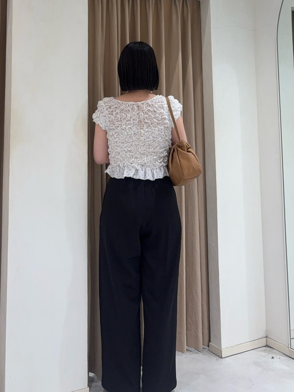 ブラック系のその他パンツ、ホワイト系のシャツ/ブラウス、イエロー系のショルダーバッグを着用したレディースの夏コーディネートの2枚目の写真