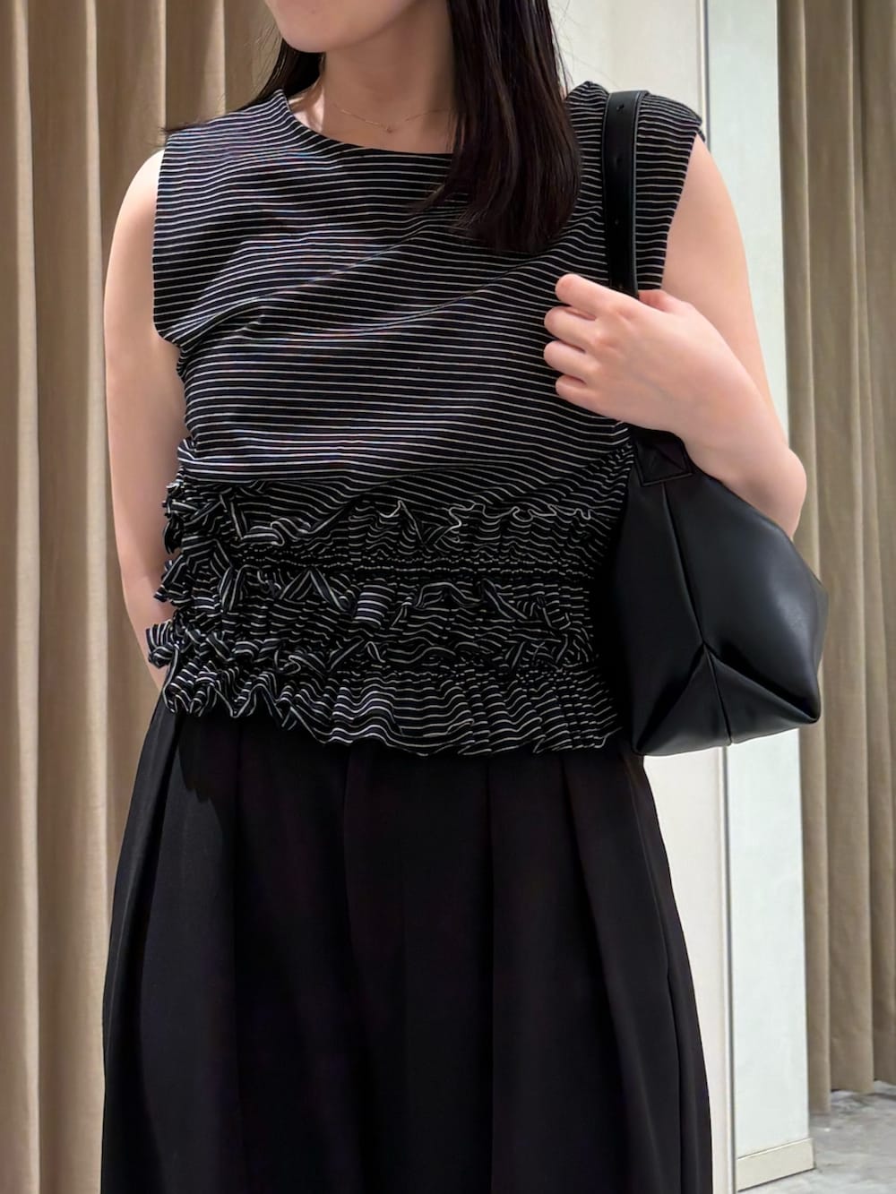 ブラック系のその他パンツ、ブラック系のローファー、ブラック系のTシャツ/カットソーを着用したレディースの夏コーディネートの3枚目の写真