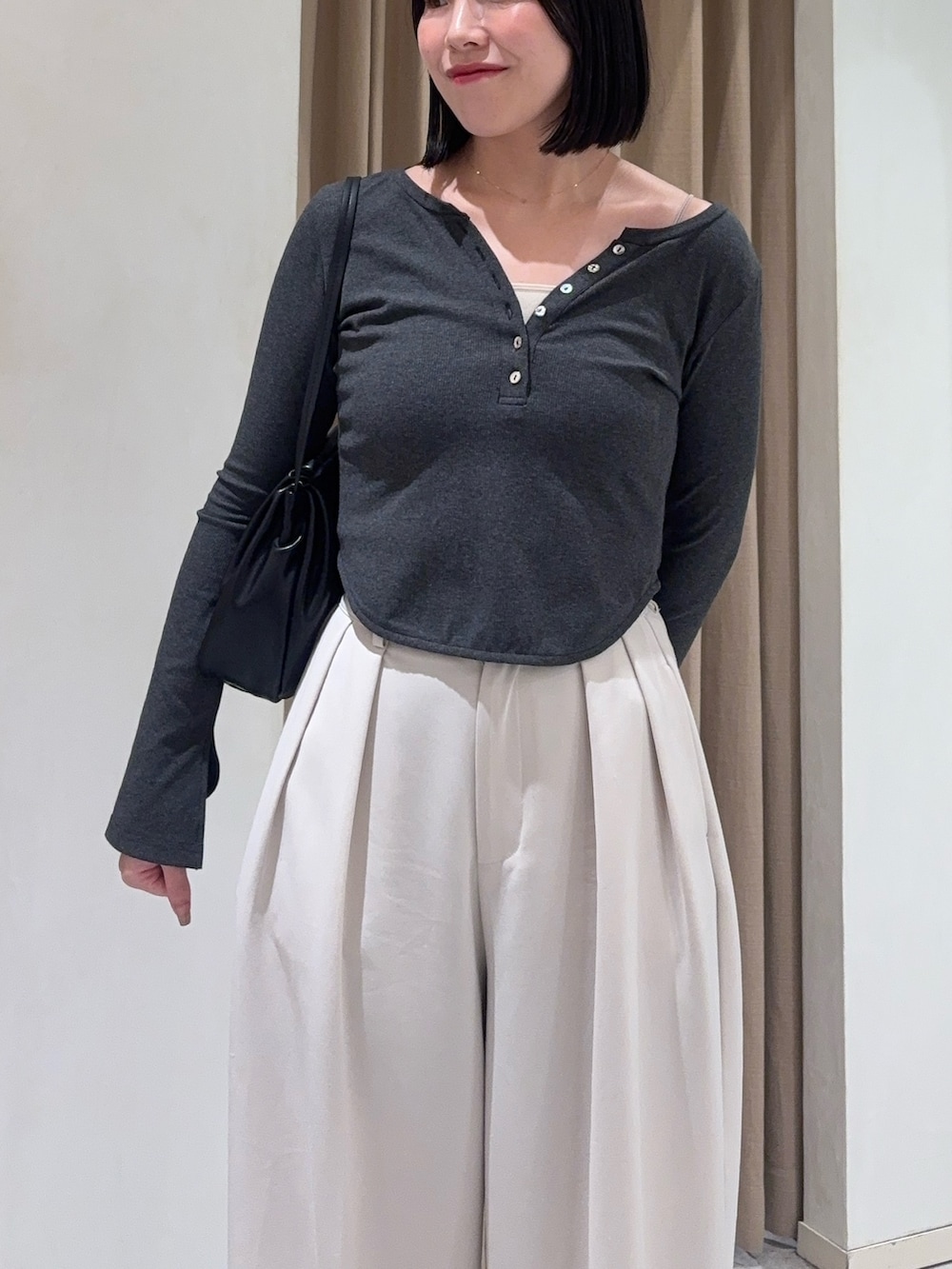 ホワイト系のその他パンツ、グレー系のTシャツ/カットソー、ブラック系のパンプスを着用したレディースの秋コーディネートの4枚目の写真